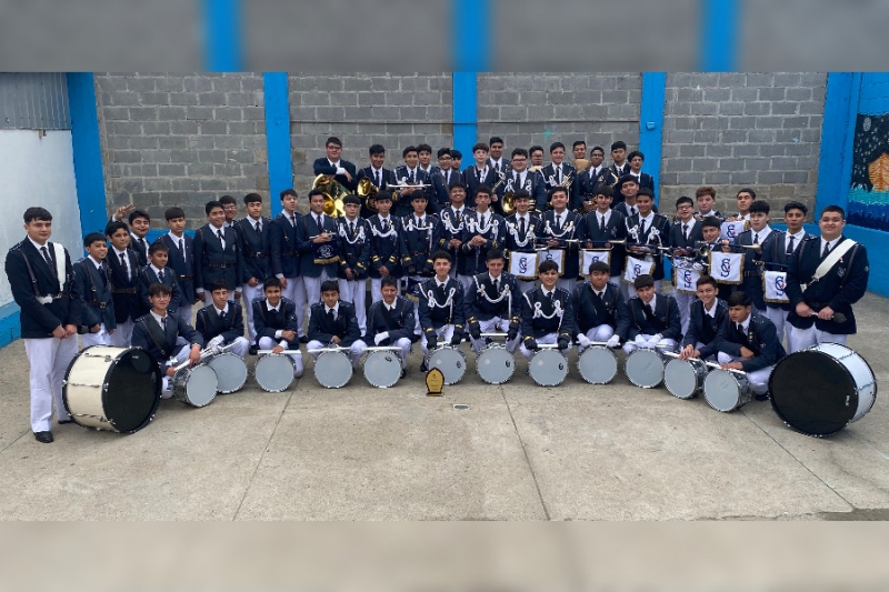 Banda Salesiana acompaña desfile de Colegio Esperanza