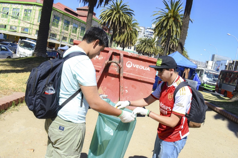 Estudiantes del Colegio Salesiano Valparaíso participan en jornada de limpieza 