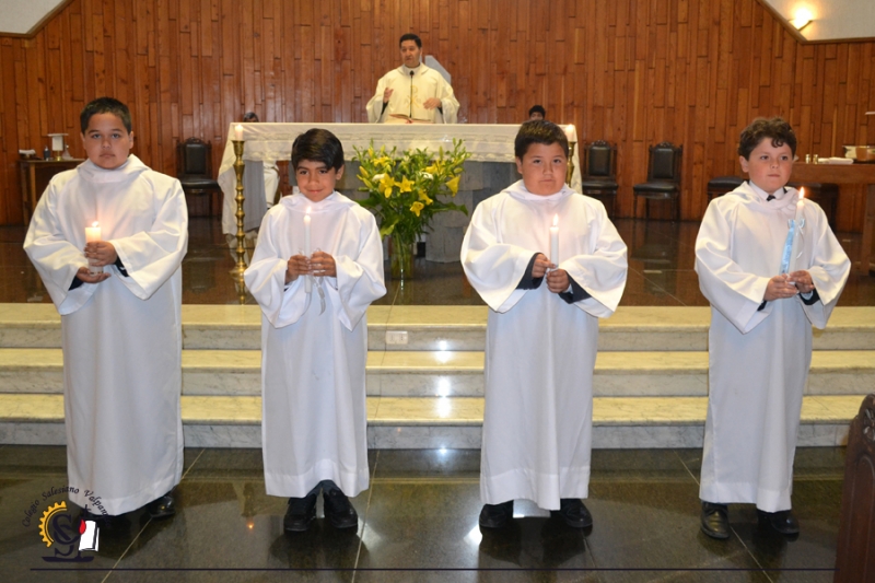 Niños y jóvenes participan en la celebración de los sacramentos